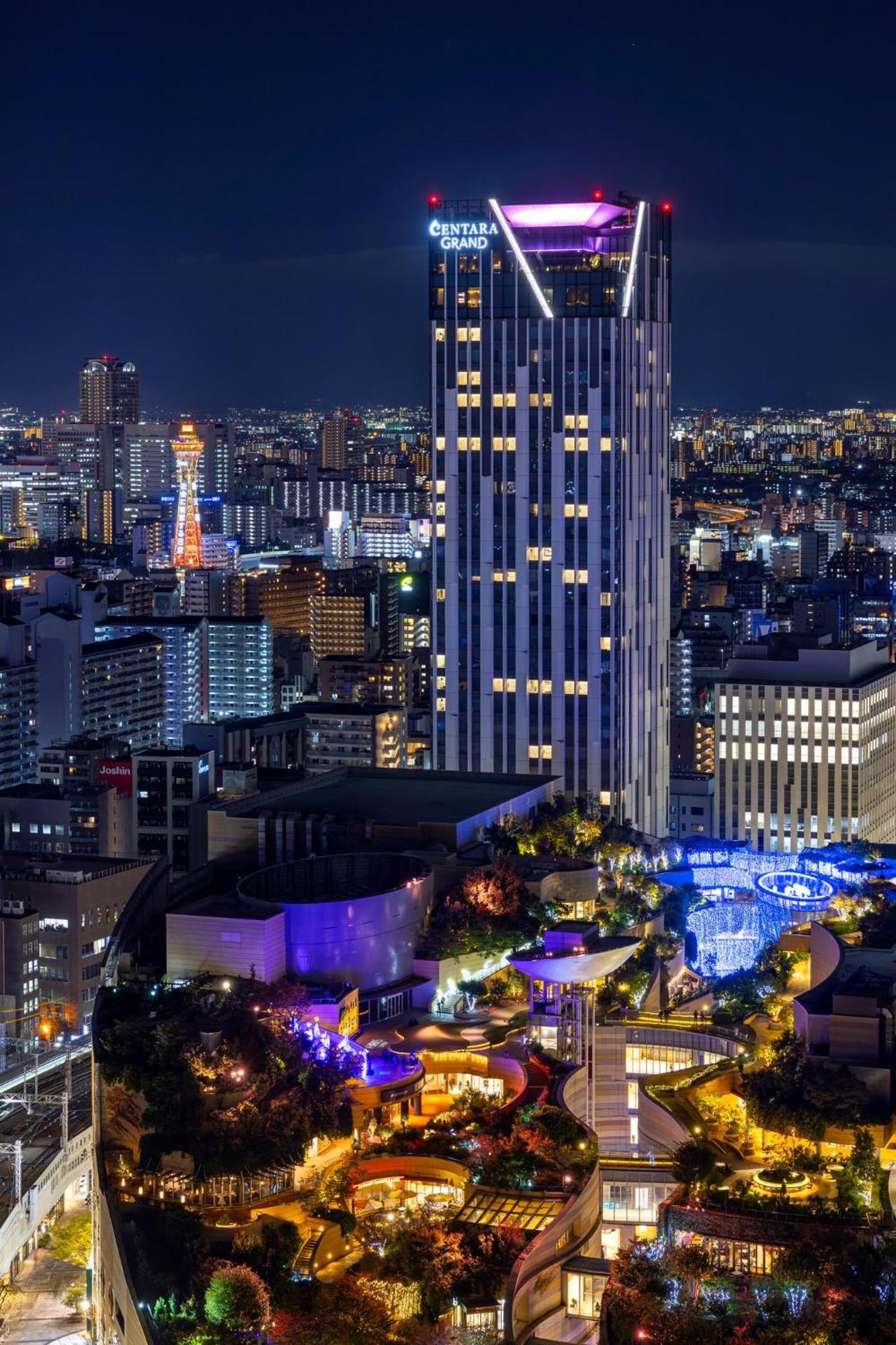 Centara Grand Hotel โอซาก้า ภายนอก รูปภาพ The hotel at night